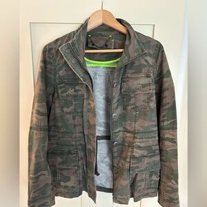 Camo lightweight jacket with buttons and zipper-size medium